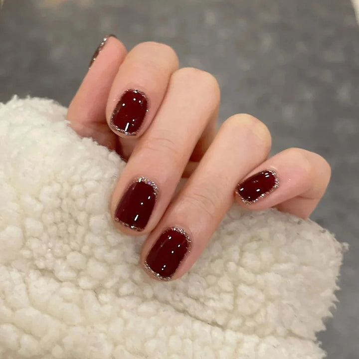 Glamouröse Kunstfingernägel mit Herz-Design und Glitzernden Akzenten Karnz