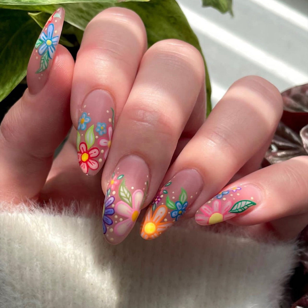 Kunstnagelset mit bunten Blumenmotiven Karnz