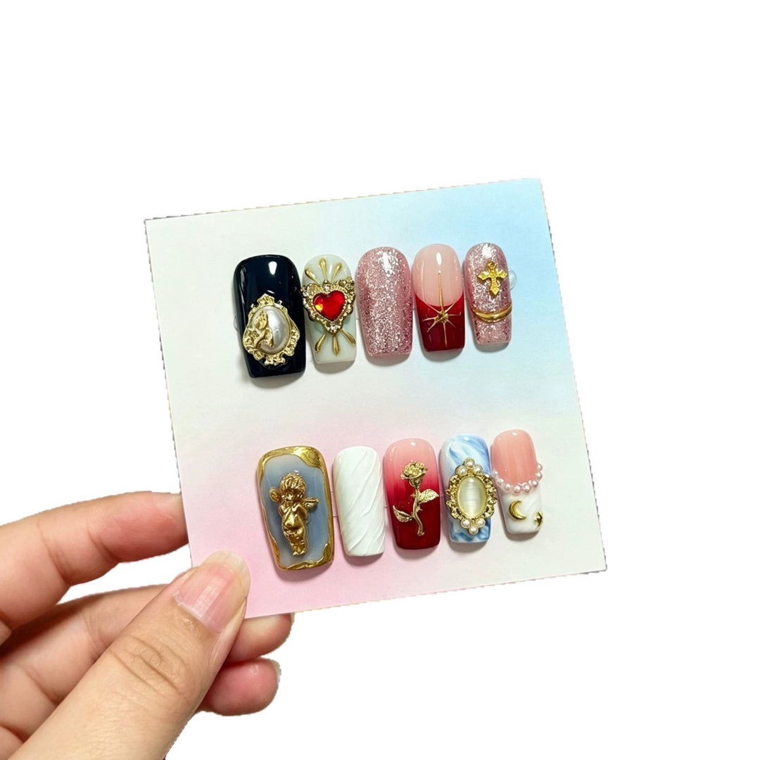 Kreatives Dekoratives Press-On Nagelset mit Charms und einzigartigen Designs