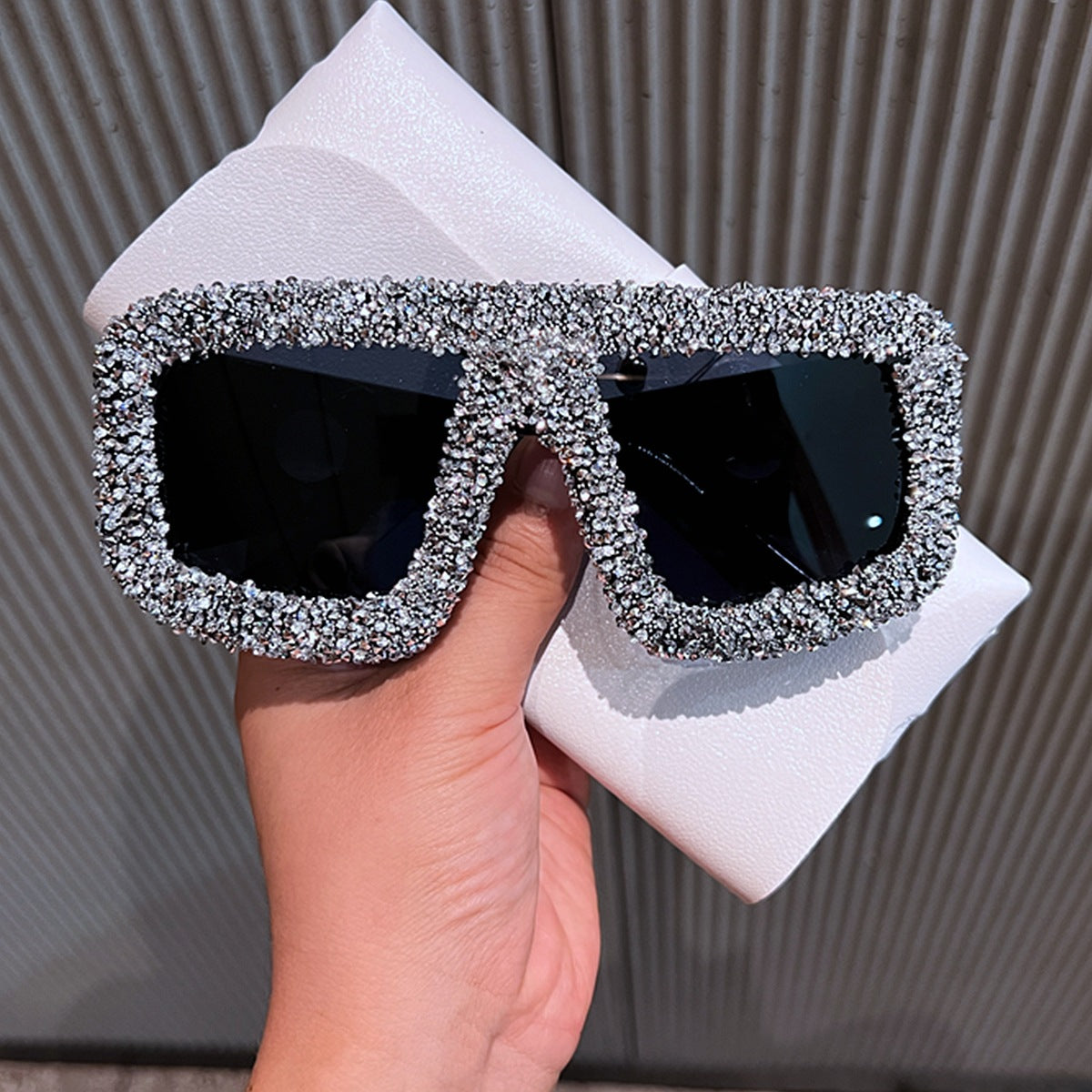 Damen Sonnenbrille mit extravaganten Strassdetails Karnz