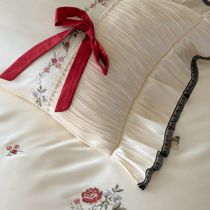 Exquisites Baumwollsatin-Bettwäsche-Set mit floraler Stickerei, Plisseevolant und Zierschleifen