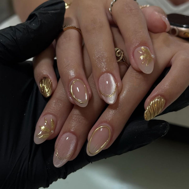 Elegante und kunstvolle Nagelkunst mit goldenen Akzenten Karnz