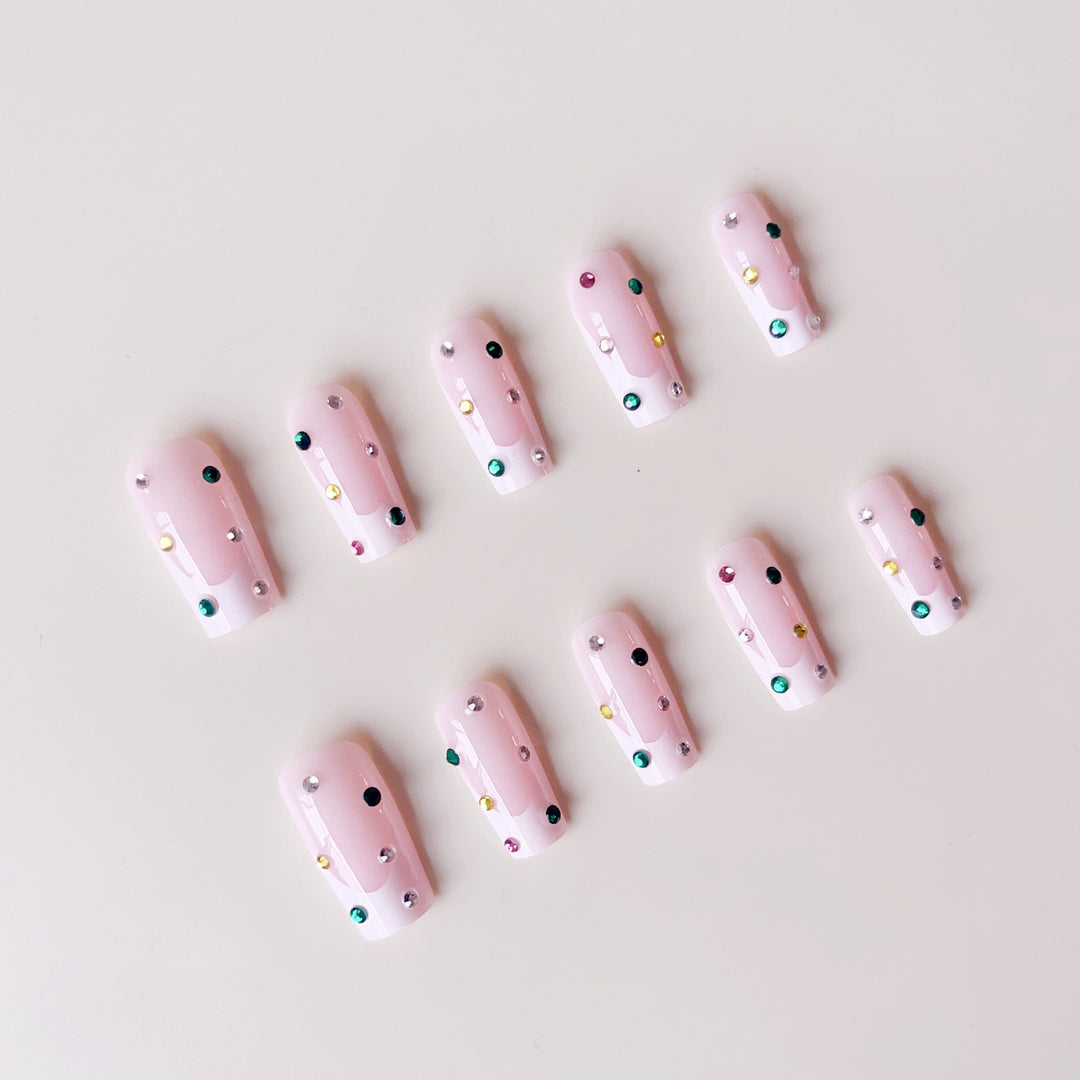 Kunstnagelset mit funkelnden Strass-Akzenten und eleganten Details Karnz