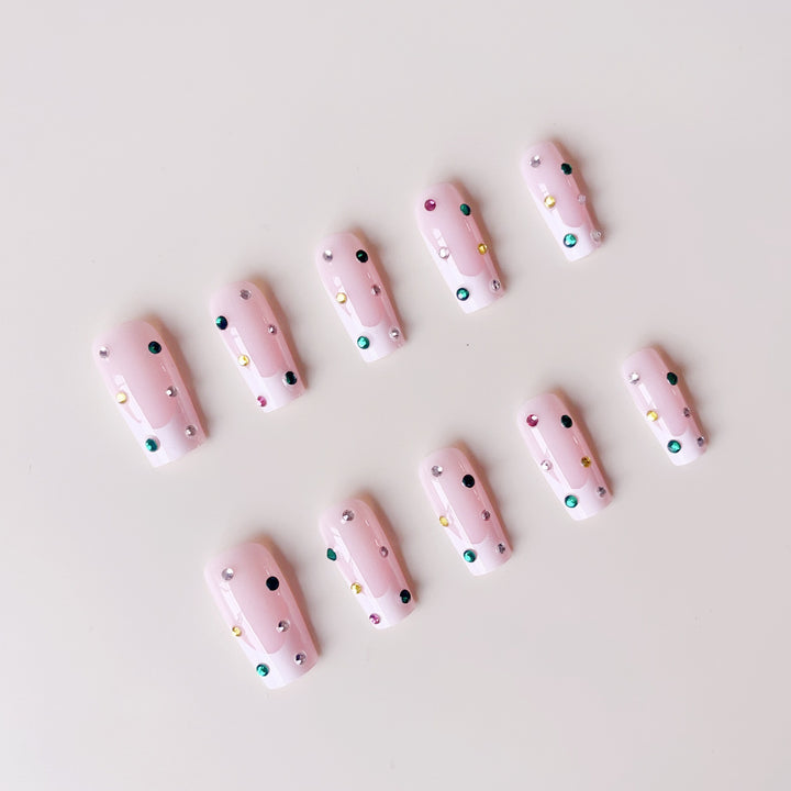 Kunstnagelset mit funkelnden Strass-Akzenten und eleganten Details Karnz