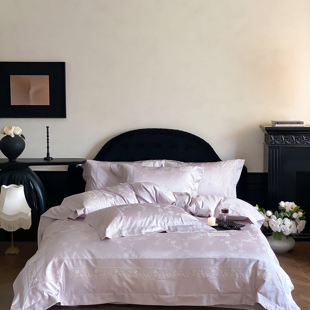 Feinsatin-Bettgarnitur mit tonalem Blumenjacquard und feiner Stickbordüre