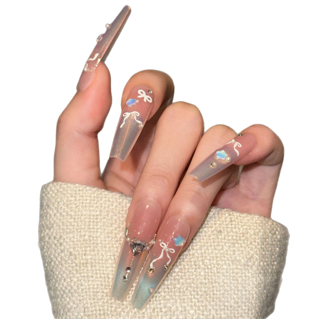 Elegantes Press-On Nagelkunstset mit schickem Band und Edelsteinen Akzenten Karnz