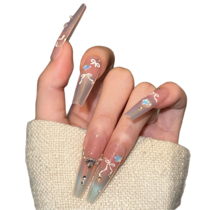 Elegantes Press-On Nagelkunstset mit schickem Band und Edelsteinen Akzenten Karnz