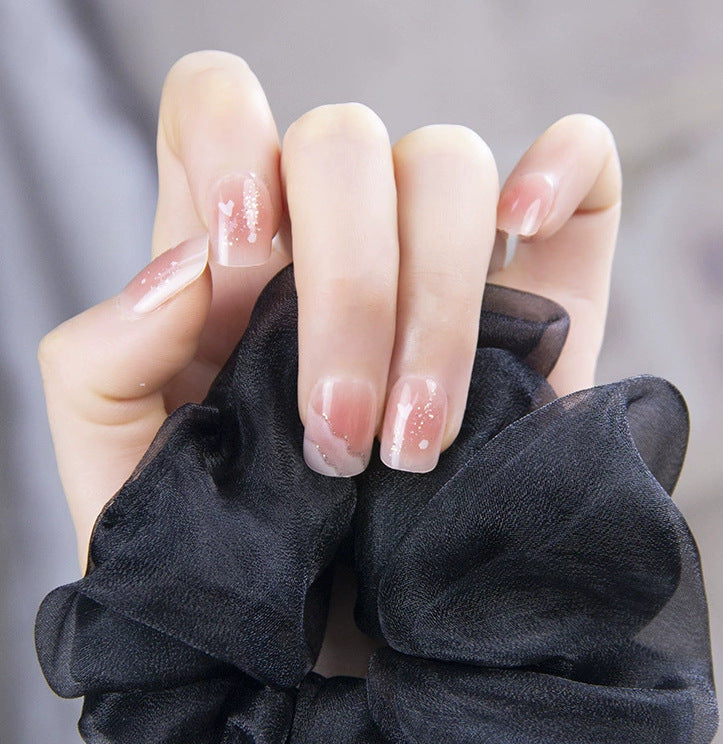 Elegantes Nageldesign mit Perlenverzierung Karnz