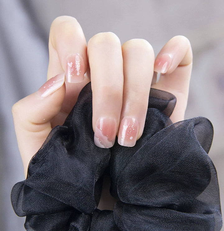 Elegantes Nageldesign mit Perlenverzierung Karnz