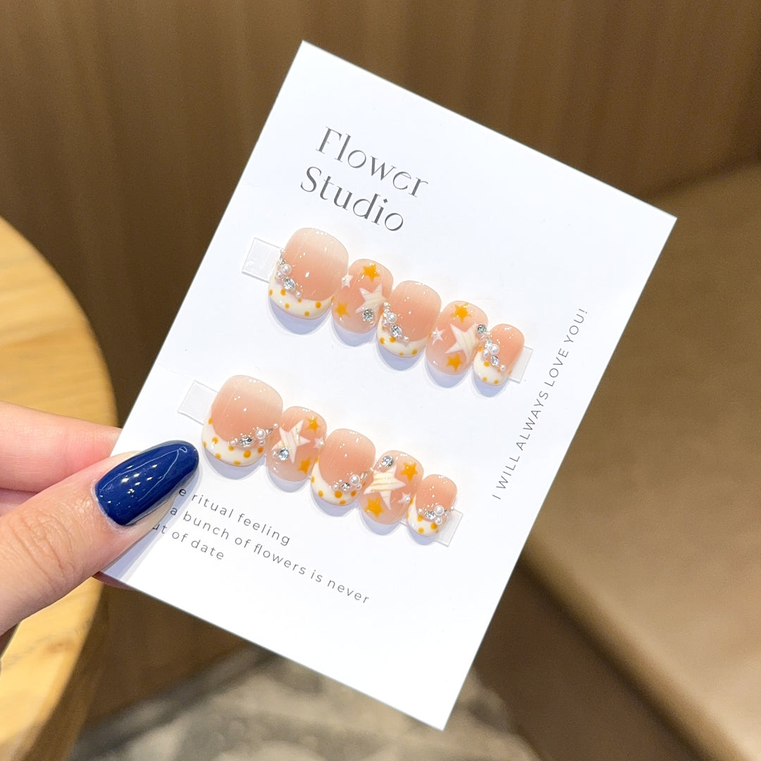 Kunstnägel Im Eleganten Blüten-Design Karnz
