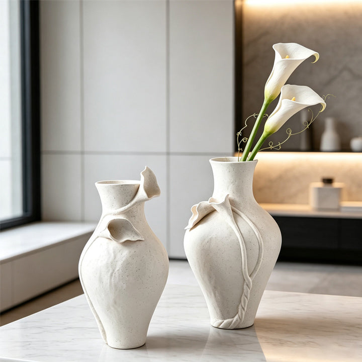 Elegante florale Metallvase