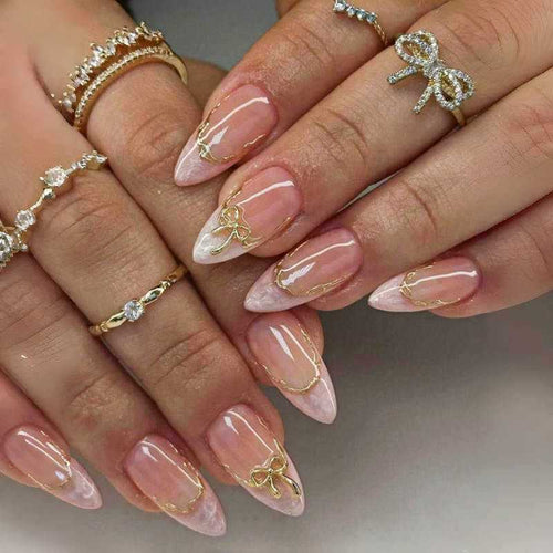 Künstlerische spitze Press-On Nägel mit goldenen Akzenten Karnz
