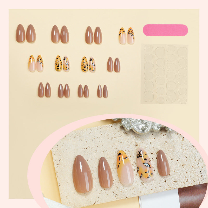 Kreatives Kunstnagelset mit Leoparden-Design und Glamourösen Akzenten Karnz