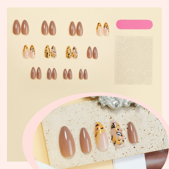 Kreatives Kunstnagelset mit Leoparden-Design und Glamourösen Akzenten Karnz