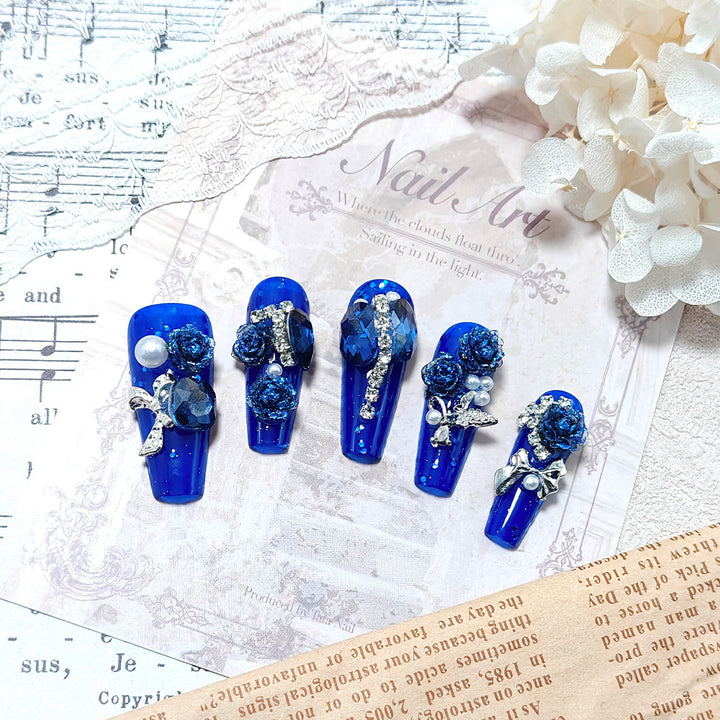 Glamouröse Nagelkunst mit Kristall- und Perlenakzenten Karnz