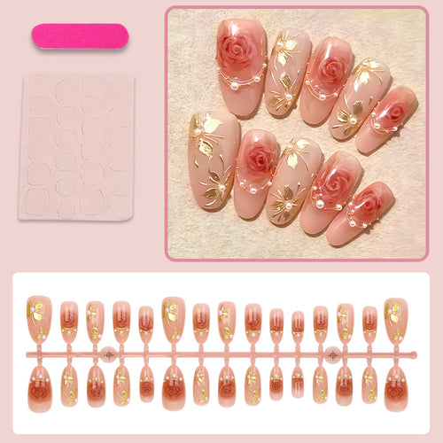 Kunstnagelset mit romantischen Rosenmotiven und goldenen Verzierungen Karnz
