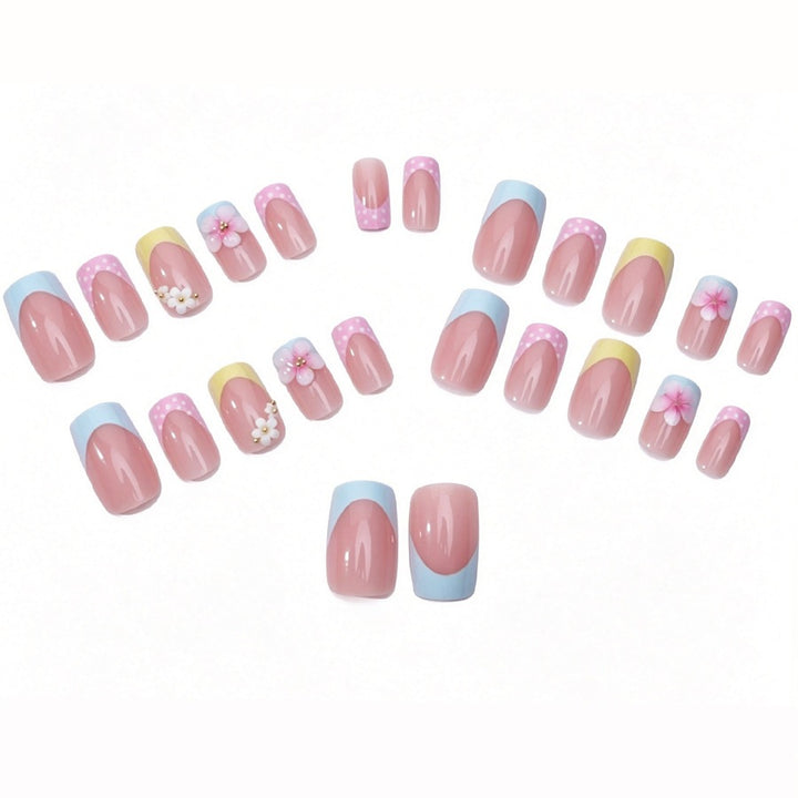 Kunstnagelset mit floralen Akzenten und bunten Spitzen Karnz