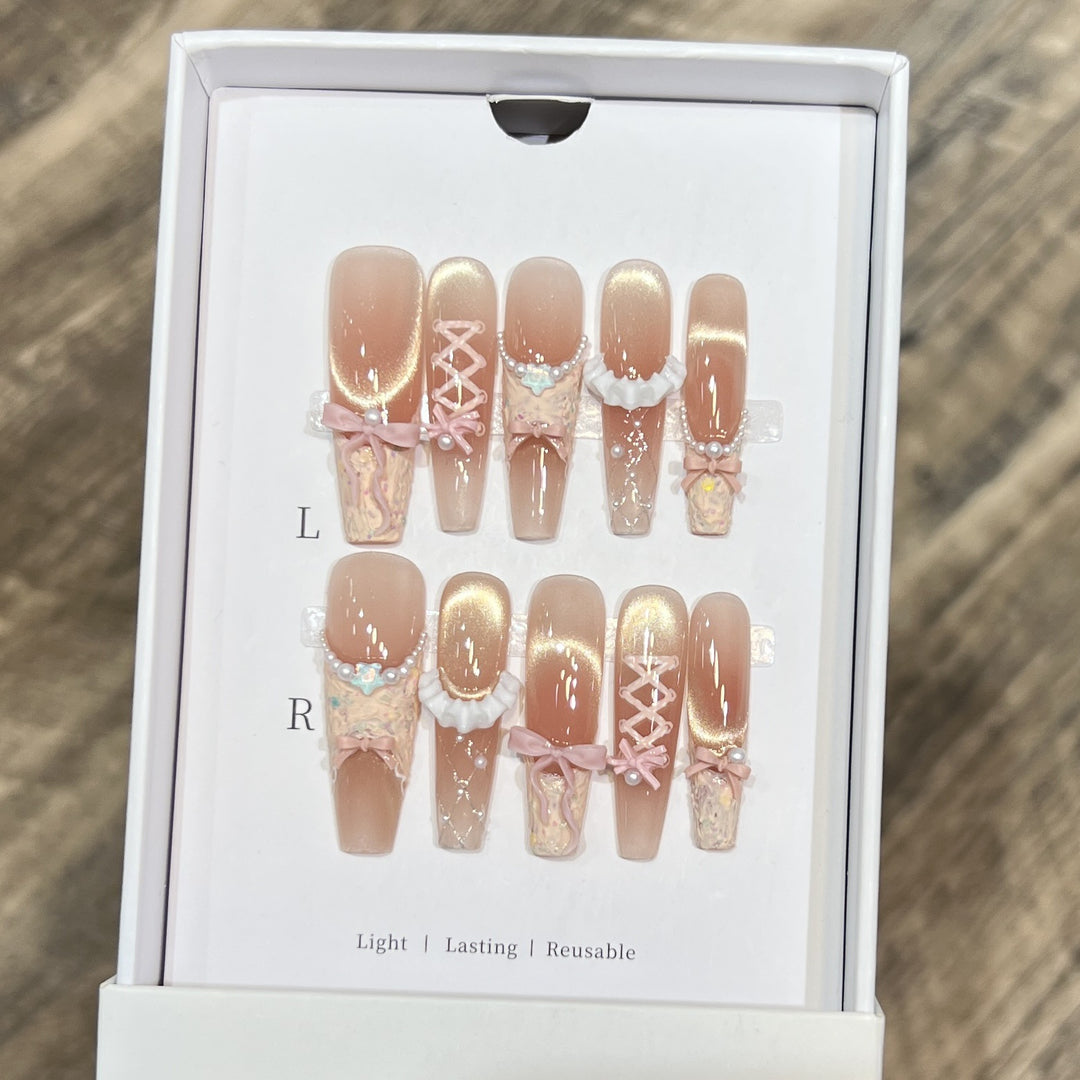 Dekoratives Press-On Nagelkunst-Set mit Edelsteinakzenten