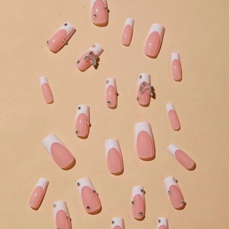Elegante mit Glitzer verzierten French Tip Acrylnägel Karnz