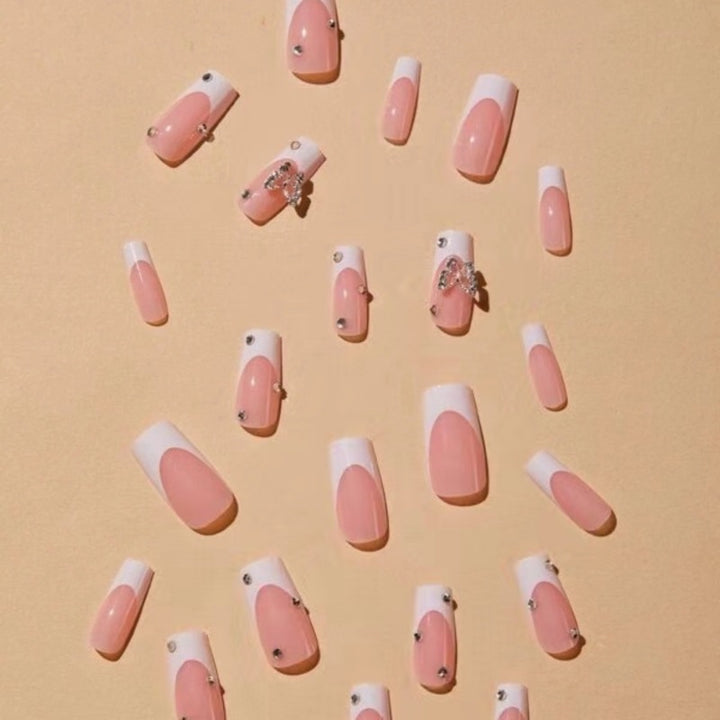 Elegante mit Glitzer verzierten French Tip Acrylnägel Karnz
