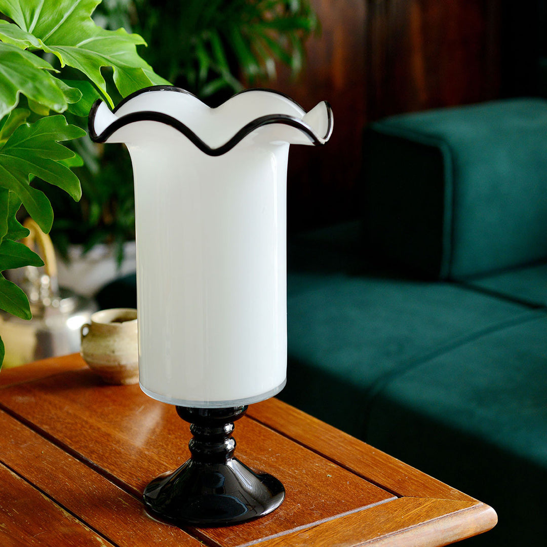 Mouthblown gerippte Podest Kunstglas Trompetenvase Karnz