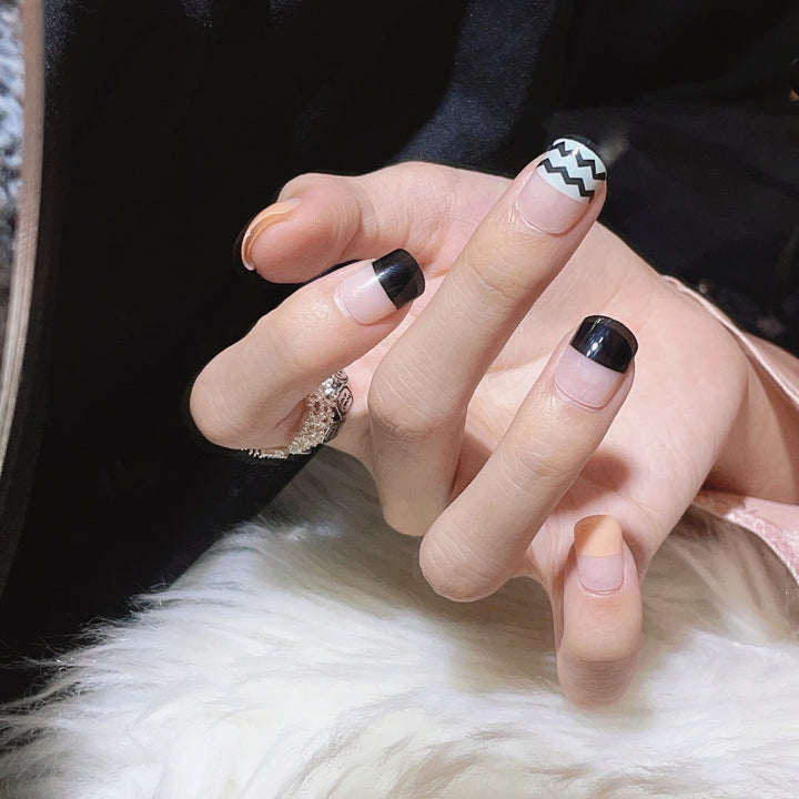 Künstlerisches Press-On-Nageldesign-Set mit geometrischen Mustern