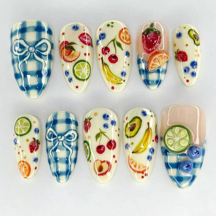Kunstnägel mit Fruchtigem und Kariertem Design Karnz