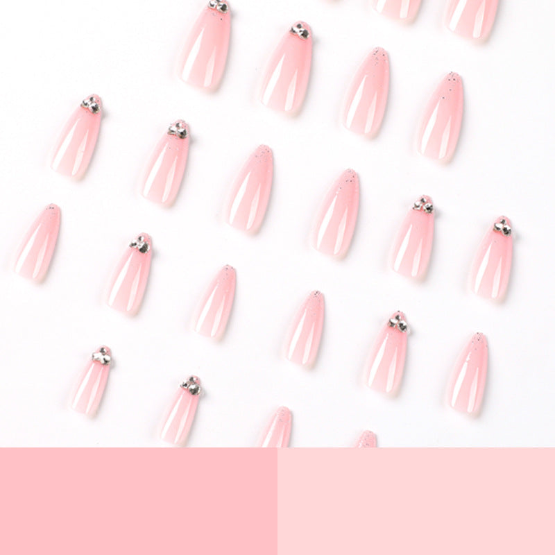 Elegante Nagelkunst mit Glitzer- und Strassverzierungen Karnz