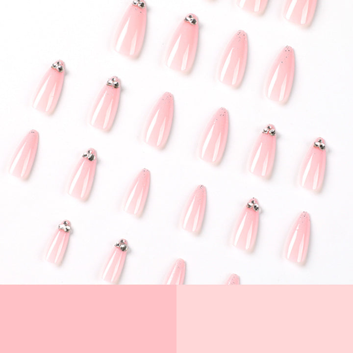 Elegante Nagelkunst mit Glitzer- und Strassverzierungen Karnz