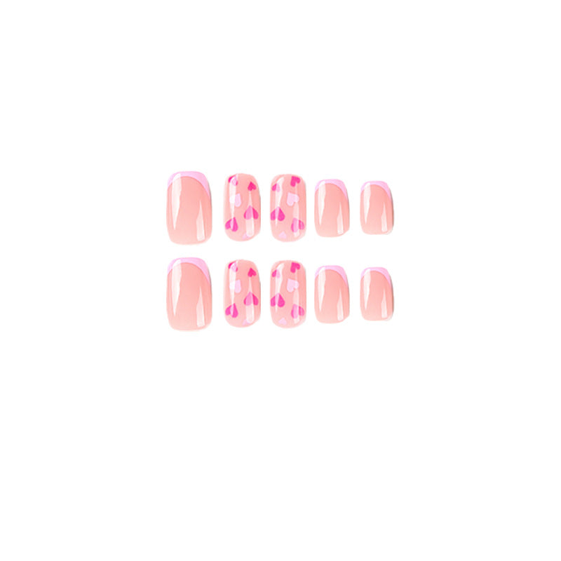Elegante Nagelkunst mit Herzmotiven Karnz