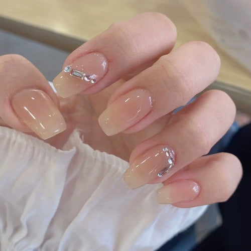 Elegante Press-On Nagelkunst Karnz