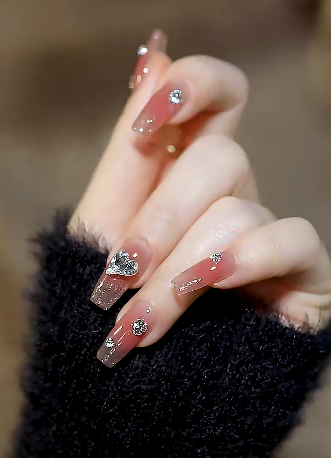 Kunstnagelset mit eleganten Herz- und Strassverzierungen Karnz