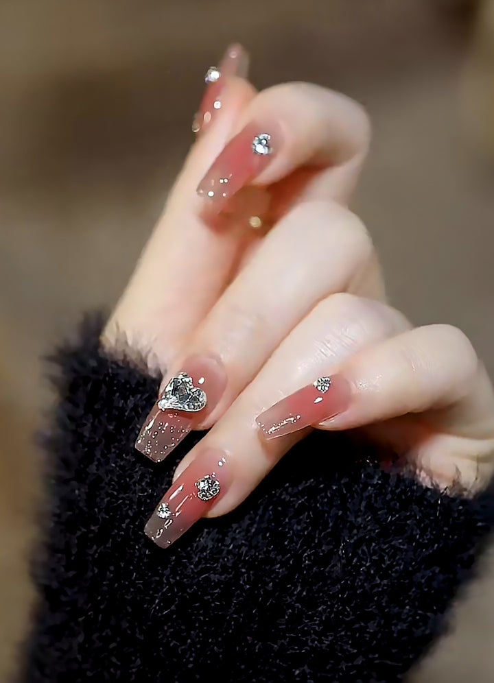 Kunstnagelset mit eleganten Herz- und Strassverzierungen Karnz