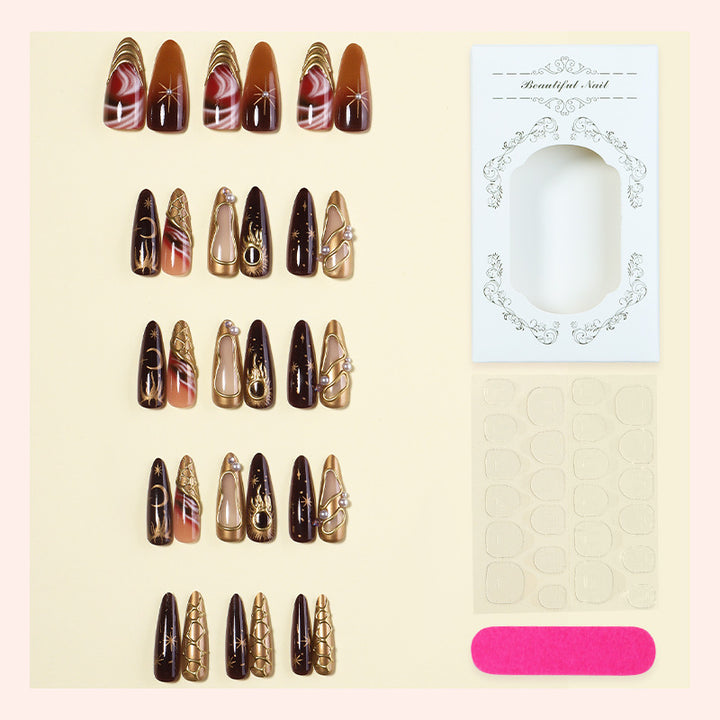 Kunstnagelset mit eleganten Goldakzenten und einzigartigen Designs Karnz