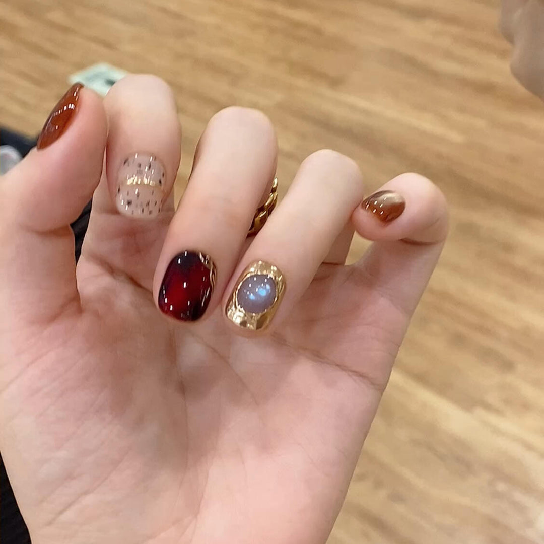 Glamouröse Kunstnägel mit Eleganten Designs Karnz
