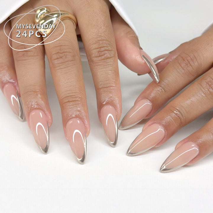 Elegante Stiletto-Nagelspitzen mit metallischen Akzenten Karnz