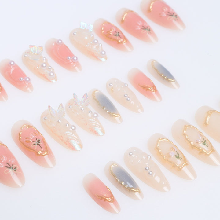 Elegante Stiletto-Nagelkunstverlängerungen mit floralen Verzierungen Karnz