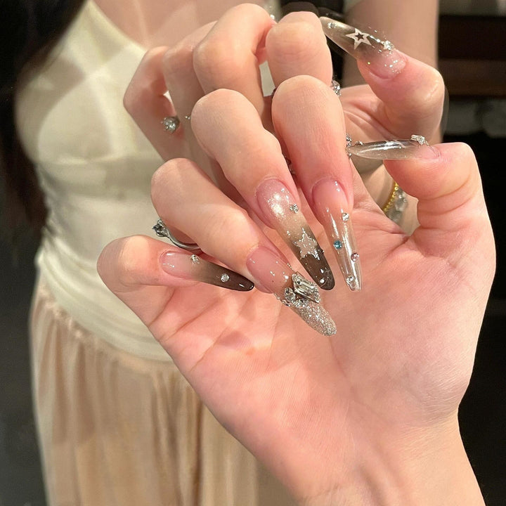 Glamouröse Kunstnägel mit Funkelnden Strass- und Sternendesigns Karnz