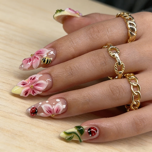 Kunstvolle Nagelverlängerungen mit floralen Designs Karnz