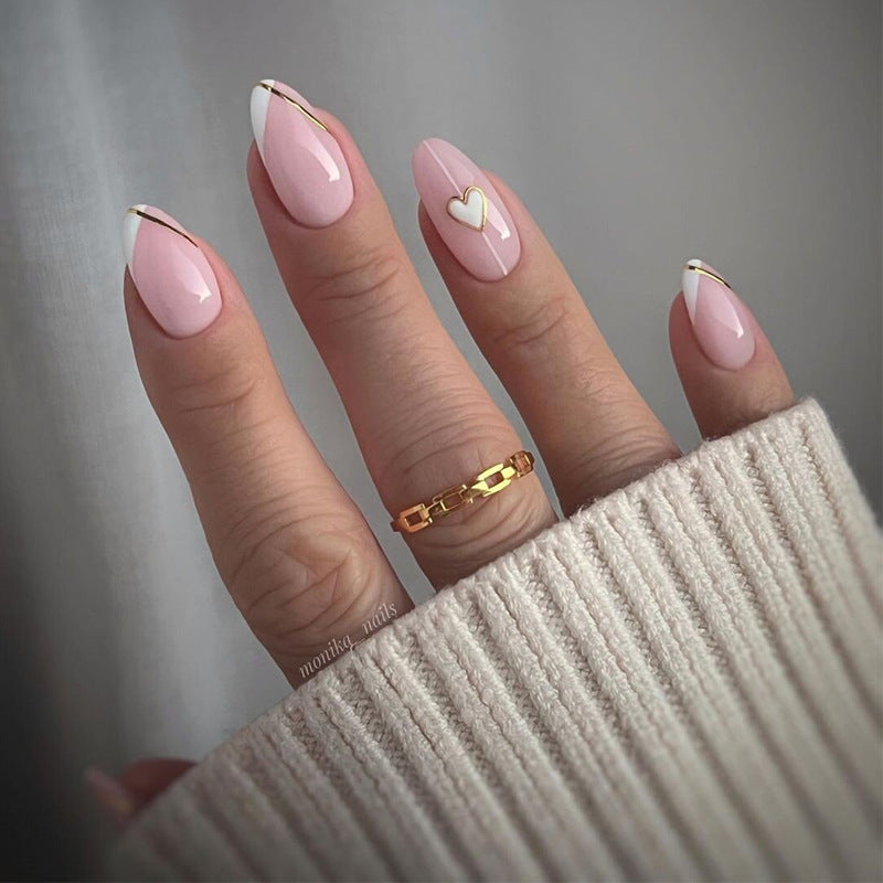 Elegantes Press-On Nagelset mit dekorativen Herzen und goldenen Akzenten Karnz