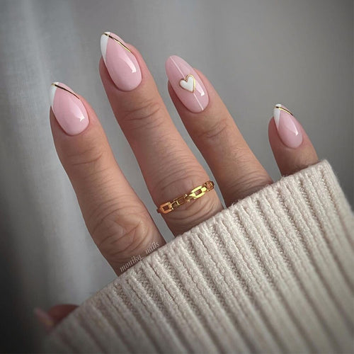 Elegantes Press-On Nagelset mit dekorativen Herzen und goldenen Akzenten Karnz