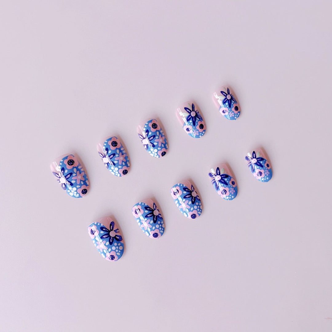 Kunstnagelset mit floralen Akzenten und lebendigen Mustern Karnz