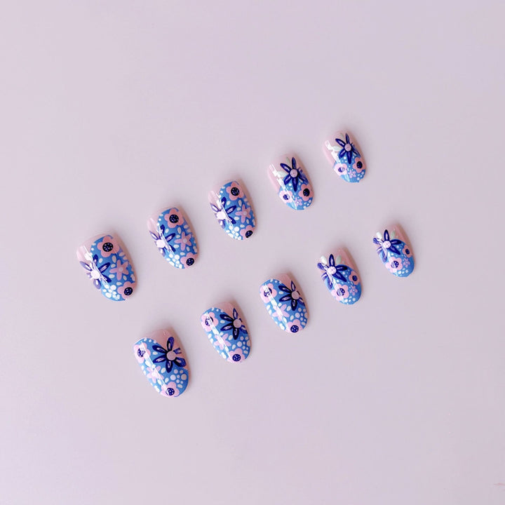 Kunstnagelset mit floralen Akzenten und lebendigen Mustern Karnz