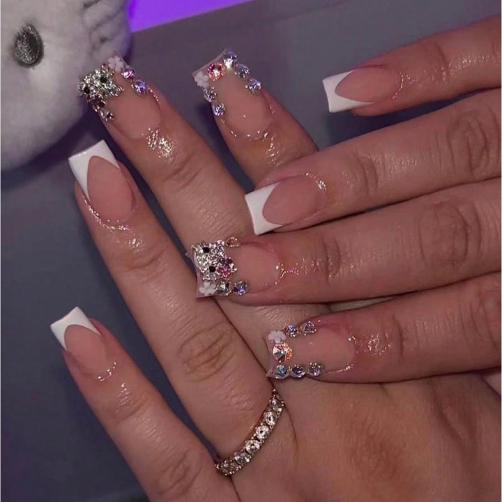 Kunstnagelset mit stilvollen Strassverzierungen Karnz