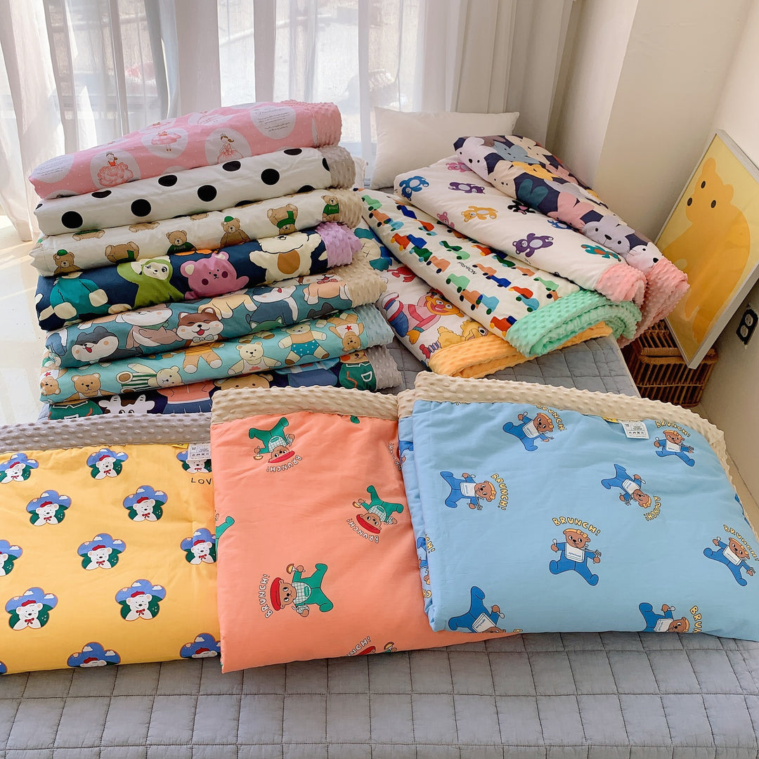 Kinder-Steppdecke mit buntem Dinosaurier-Print und weicher Minky-Borte
