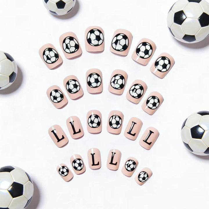 Kreative Nagelkunst mit Fußball-Motiv Karnz