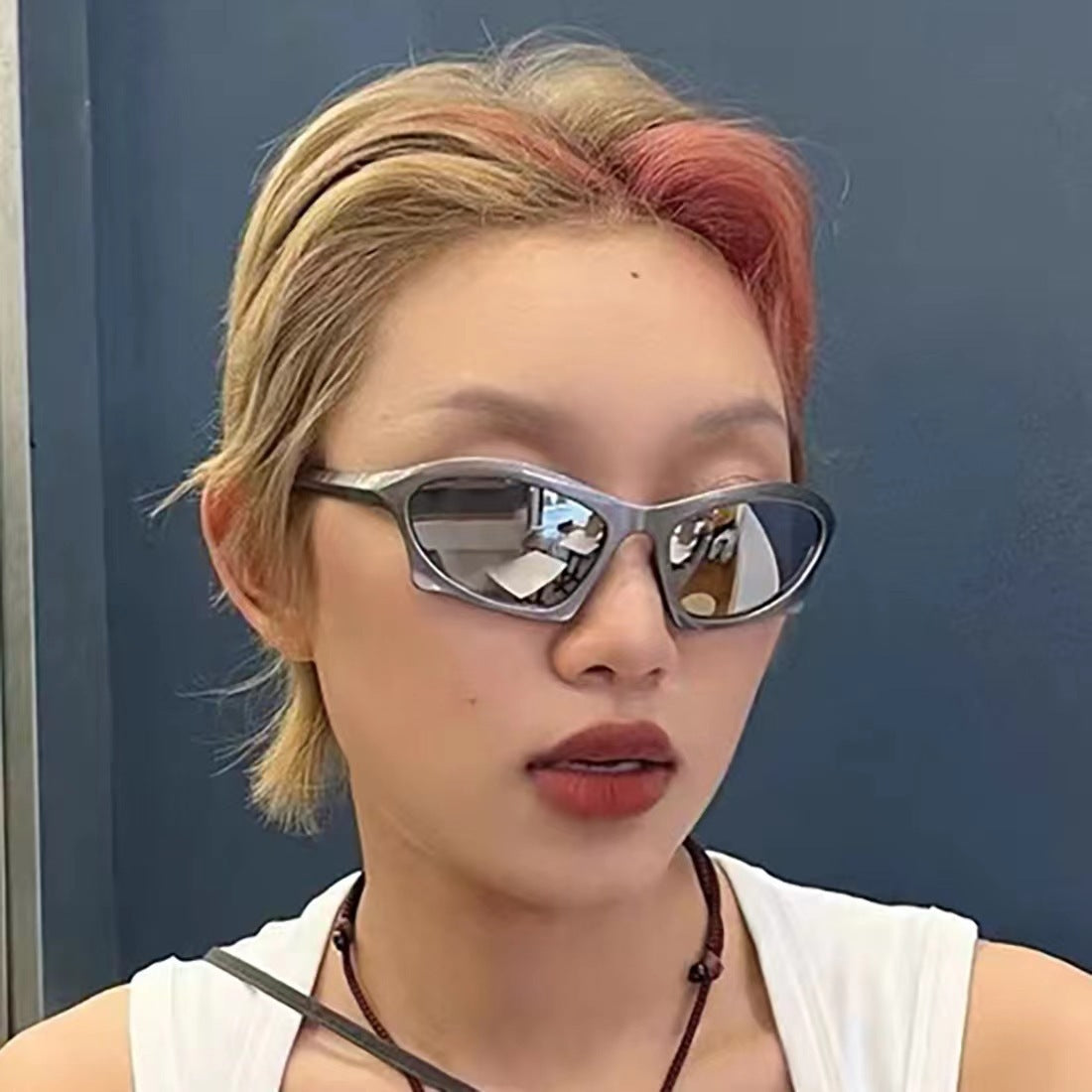 Damen moderne und stilvolle Sonnenbrille mit attraktivem Design Karnz
