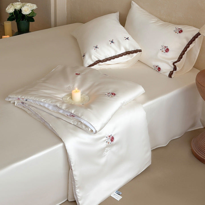 Elegante Satin-Bettwäsche-Garnitur mit feiner Blumenstickerei und Spitzenrand