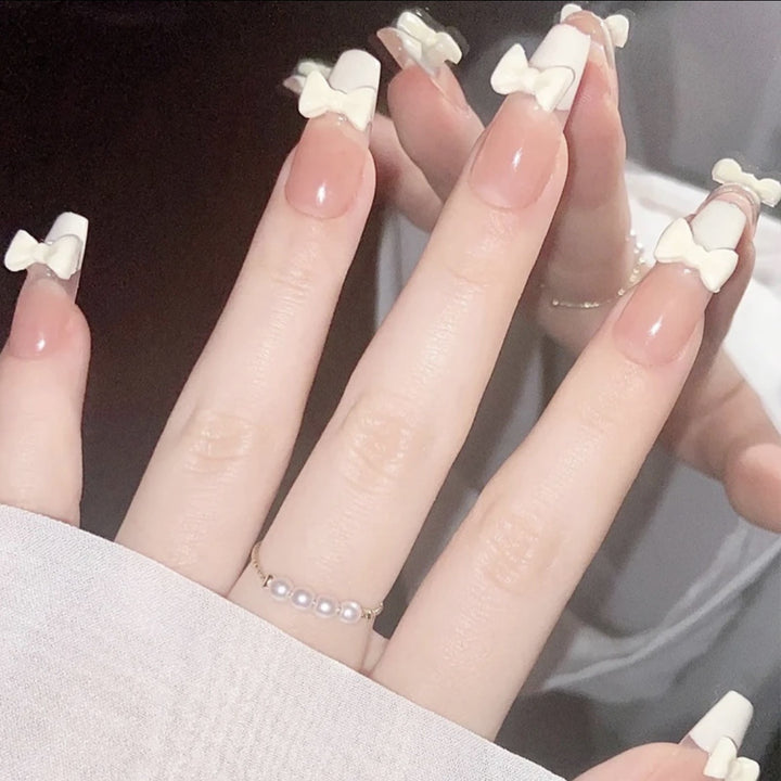 Kunstvolle Nagelverlängerungen mit Blumendesign Karnz