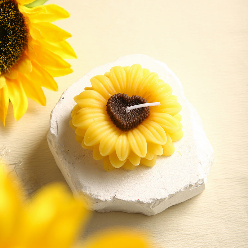 Dekorative, sonnenblumenförmige, duftende Sojawachskerze mit Herzmitte und Baumwolldocht